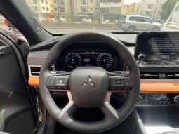 2023 Mitsubishi Outlander full